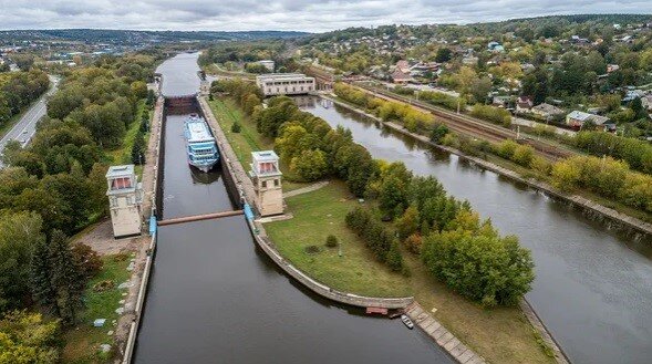 Канал имени Москвы (он же - канал Москва-Волга): пять лет строительства, два охватываемых региона,  60 % всей потребляемой питьевой и промышленной воды в российской столице... И зловещая история, которую иные острословы называют "первым применением фотошопа в СССР"