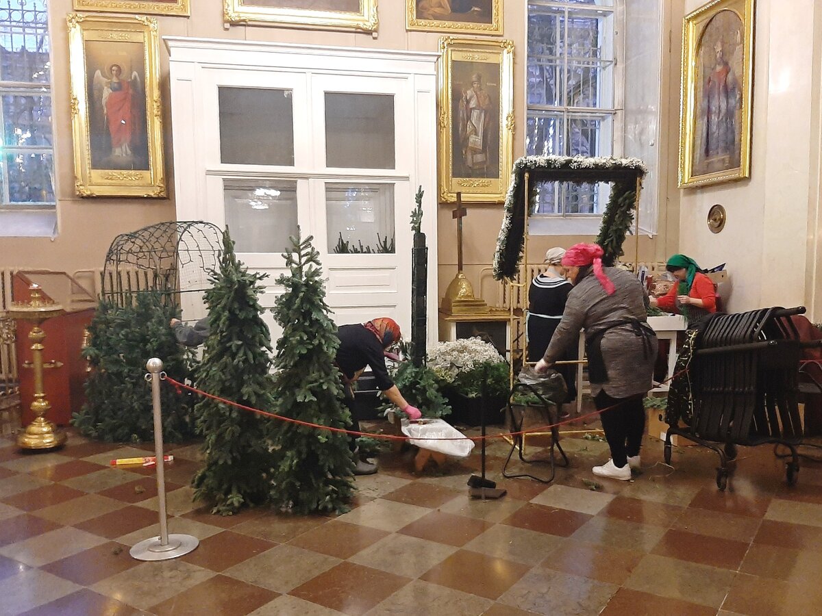 Накануне Рождества в Преображенском соборе мастерят вертеп и украшения. Ёлочки рукотворные - в металлическое основание вставляются веточки. Получается очень аккуратно и симпатично.