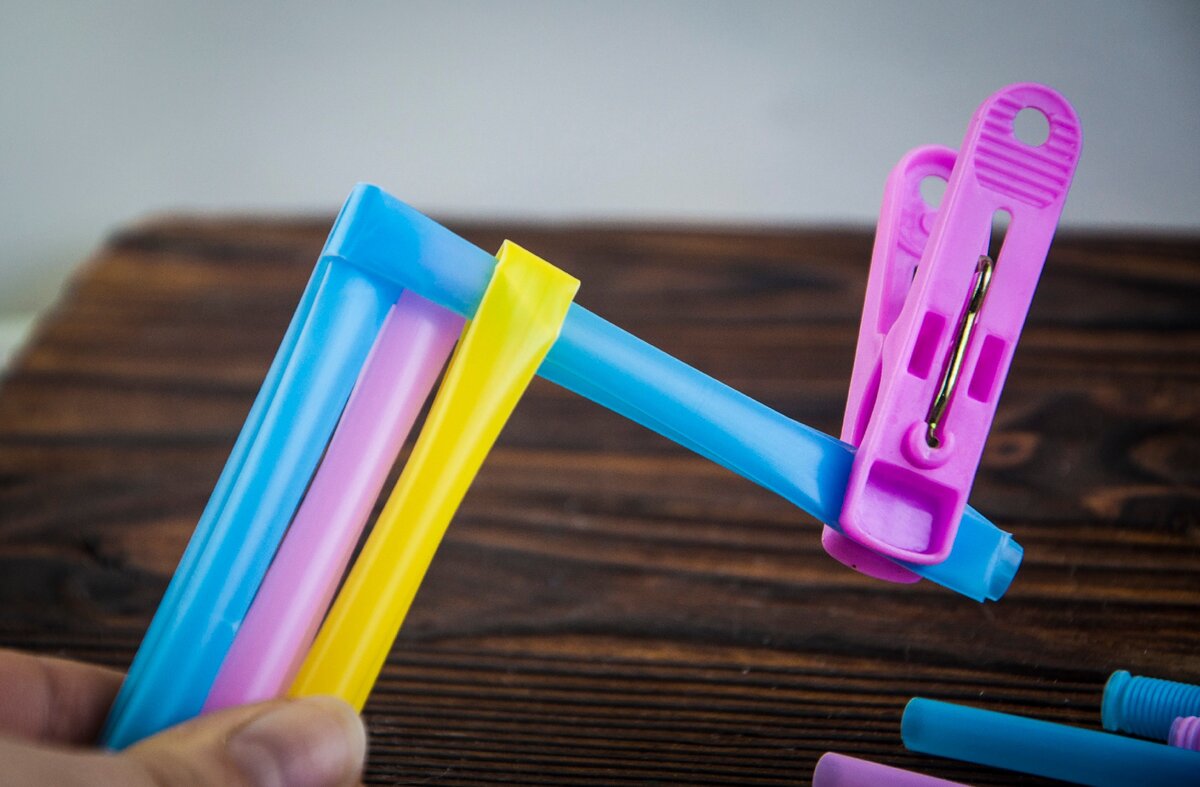 сделать из 1 трубочки. сделать из 1 трубочки. сделать из 1 трубочки. сделать из 1 трубочки. поделки из соломинок для коктейля.