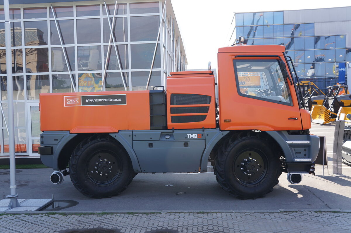 Вид сбоку ТМВ-2 (оси поворачиваемые, железнодорожные опорные колёса подняты)