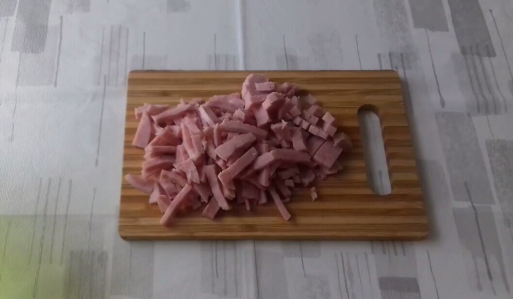 Нарезаем соломкой ветчину 100 гр
