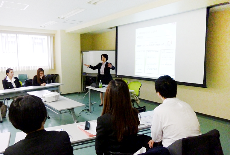 Преподаватели школы Tokyo Galaxy помогают в подготовке документов