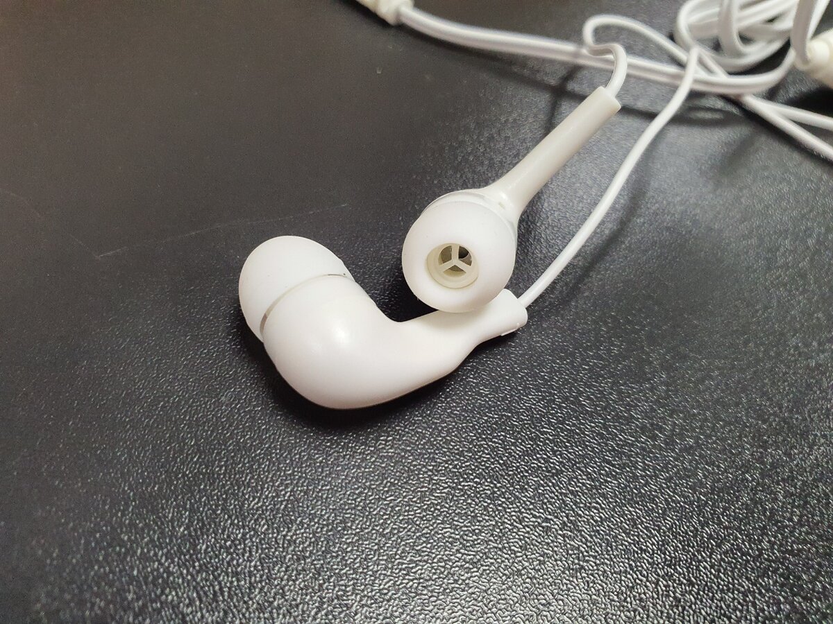 Наушники из комплекта