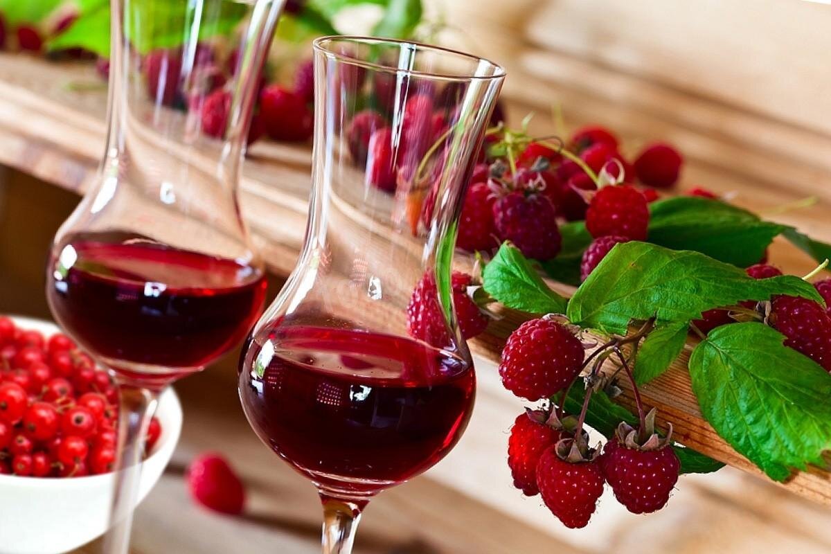 https://static.1000.menu/img/content/28618/desertnoe-vino-iz-maliny-i-smorodiny-krasnoi_1536744201_1_max.jpg