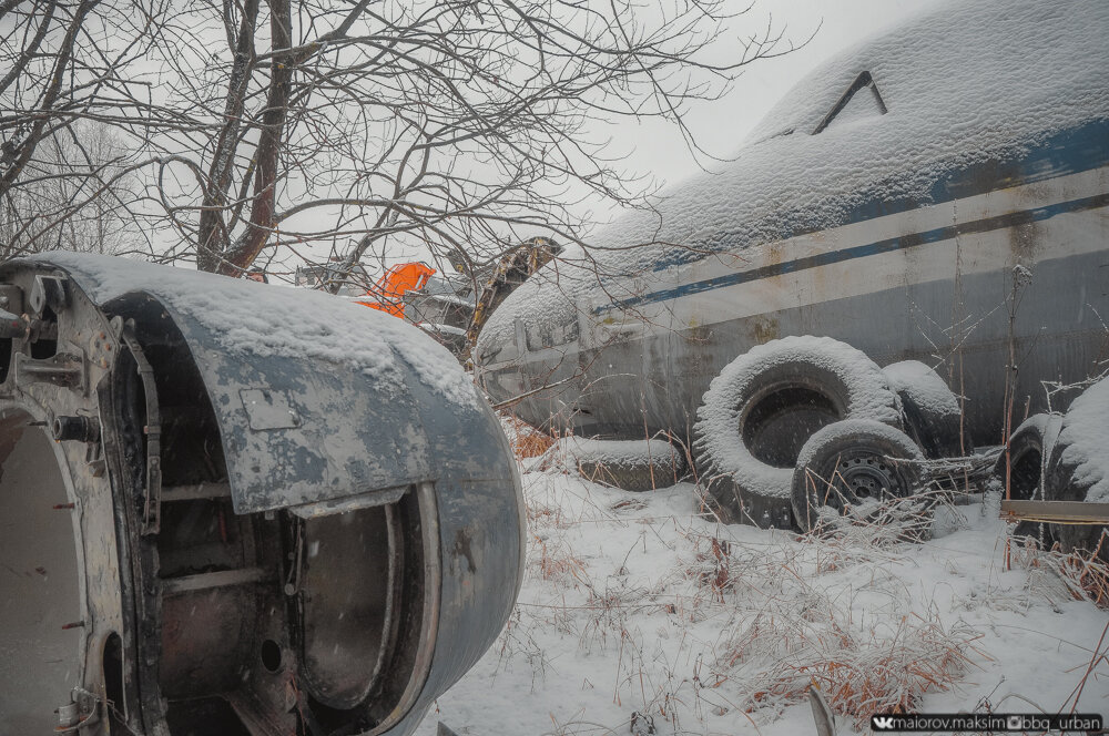 Обнаружил разорванный на куски АН-12 в поле у деревни! Залез в кабину, показываю фото изнутри