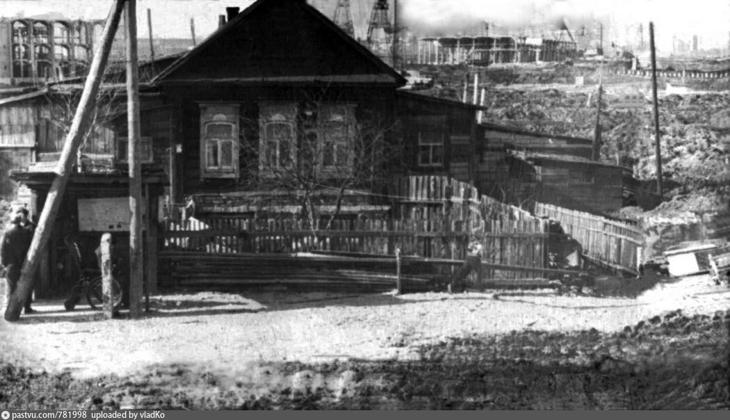 Село Новинки, Нижняя улица остатки на фоне стройки Нагатинского метромоста, 1967 г. Из домашнего архива Владислава Козырева.