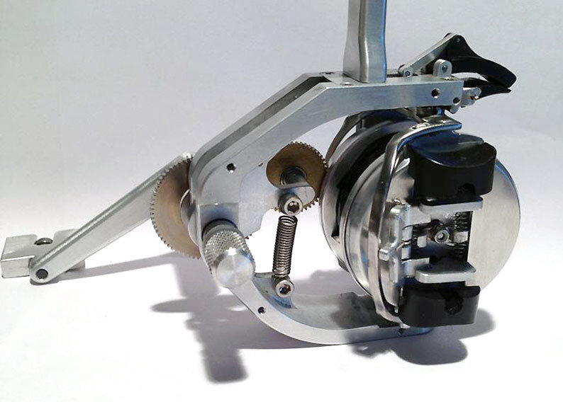 Главным отличием новинки можно считать то, что при забросе такая катушка работает по принципу безынерционной, а во время проводки как мультипликаторная.