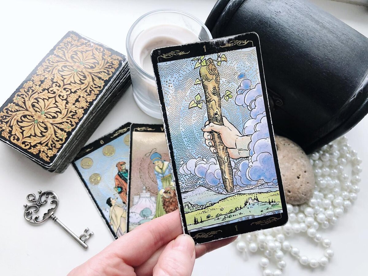 Настоящее таро. Карта таро правда. Могут ли врать карты таро. Стоит верить в карты таро. Почему карты таро врут.