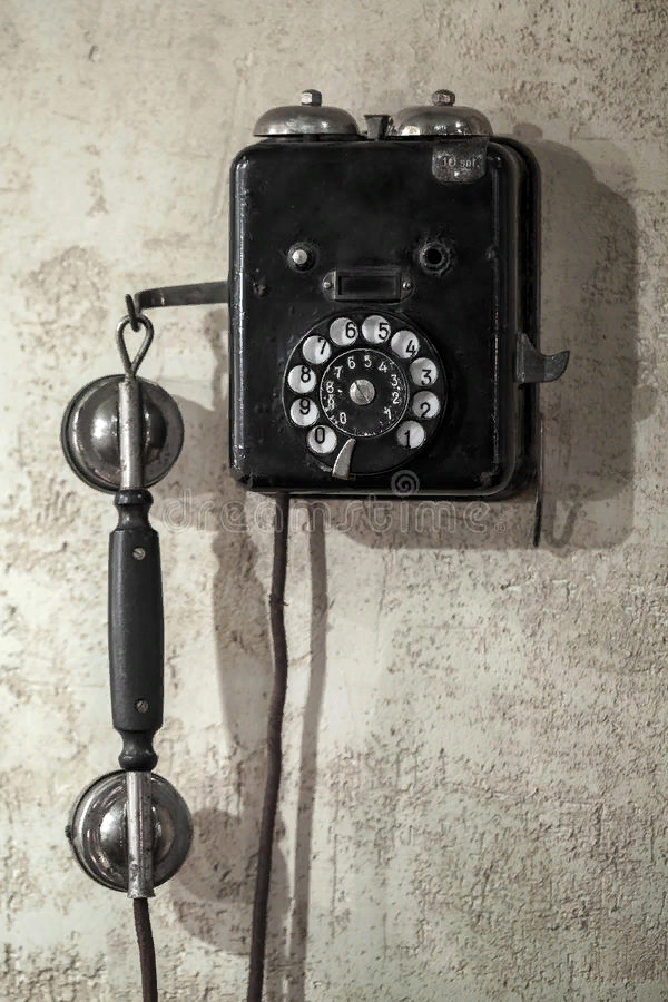 Коммуналка телефон. Телефонный аппарат на стену. Старый телефонный аппарат. Старинный телефонный аппарат настенный. Советский телефонный аппарат.