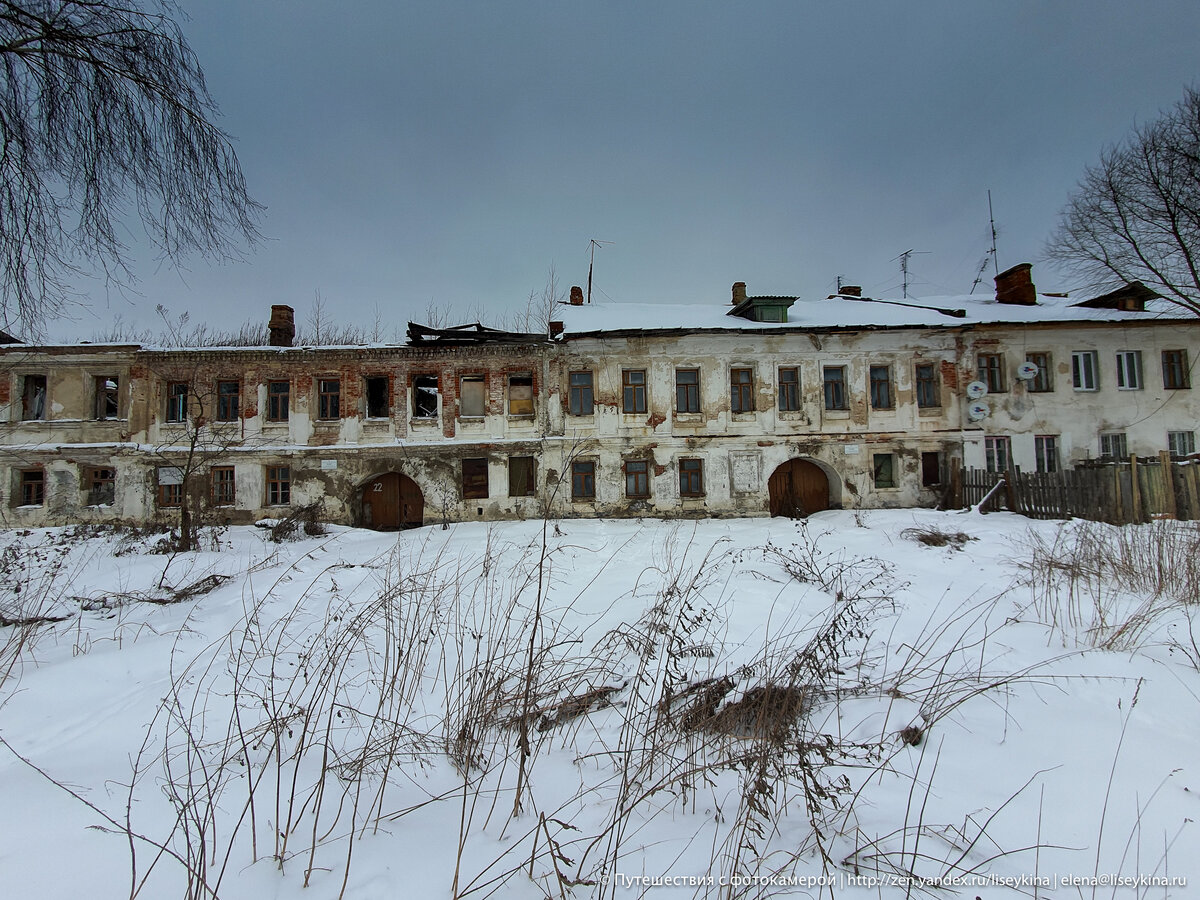 ?Покинутый дом на берегу озера. Зашла внутрь, несмотря на предупреждающие надписи, и показываю, что увидела внутри