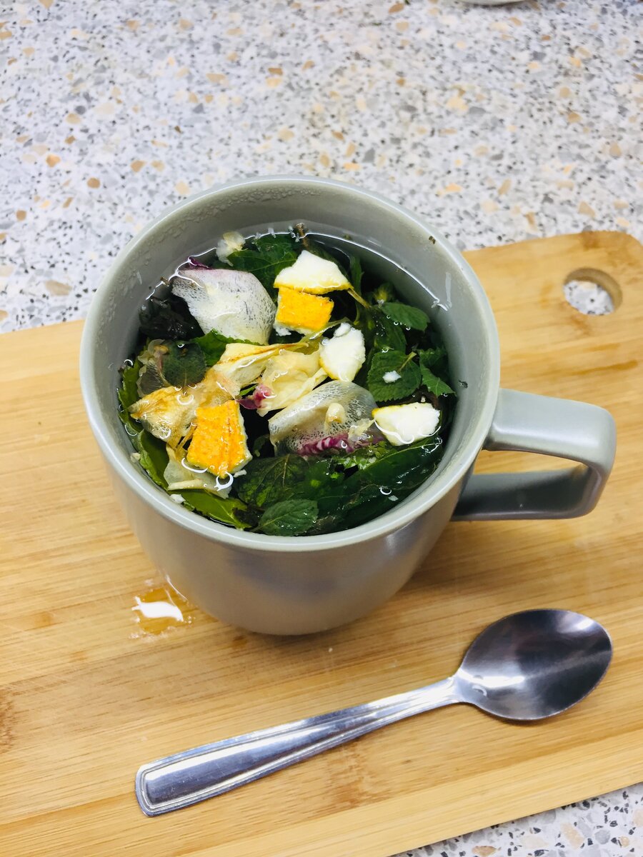 Витаминный чай - это источник биологически активных веществ : витаминов, ферментов, органических кислот.  Он помогает предупредить появление многих заболеваний, а в период простуды- укрепить иммунитет. Не содержит кофеин, абсолютно безопасен, в общем "эко-шмеко".