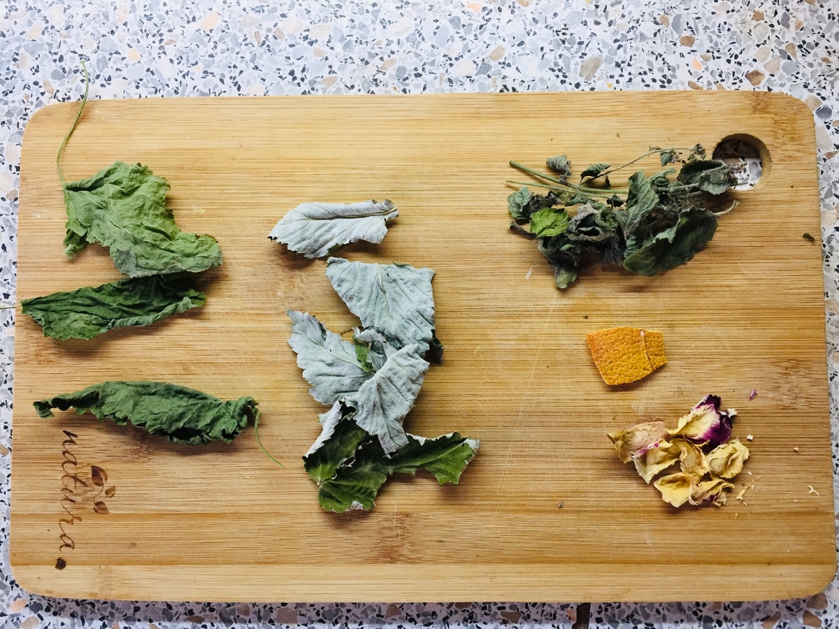 Как же приготовить витаминный чай?  Можно использовать различные ингредиенты, сегодня возьмем листья крапивы, листья малины, мяту, корочку апельсина и лепестки розы. Всё! Даже обычный чай нам не понадобится. Количество листочков на ваш вкус.Листья крапивы помогают укрепить иммунитет и содержат в 2 раза больше аскорбиновой кислоты, чем черная смородина. Листья малины помогают выводить лишнюю жидкость из организма, мята улучшает работу ЖКТ. 