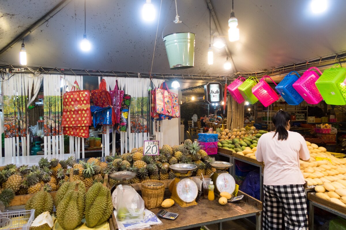 Зачем тайцы на рынке подвешивают ведро под потолком торговой палатки? Все просто. Они его используют в качестве кассы