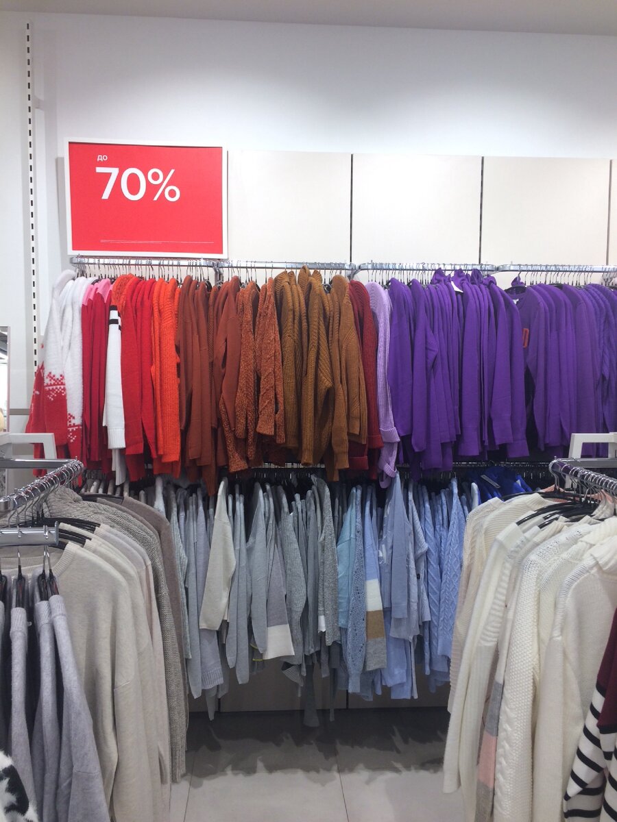 Повседневные вещи развешаны по цветам, очень удобно 