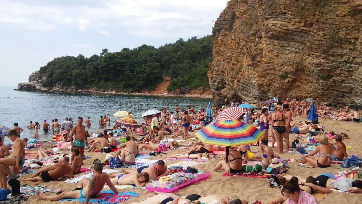 Знаменитый пляж Могрен в Будве, 8 утра. 