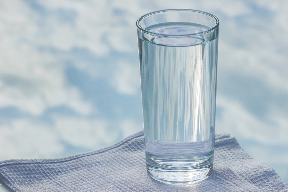 https://cdn.pixabay.com/photo/2017/10/21/16/07/glass-2875091_960_720.jpg
