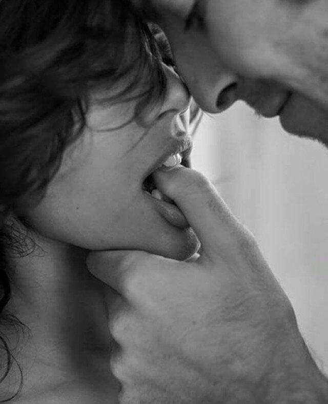 Поцелуи тела. Парень ласкал языком. Поцелуй в мочку уха. Губы мужские. Страстный поцелуй.