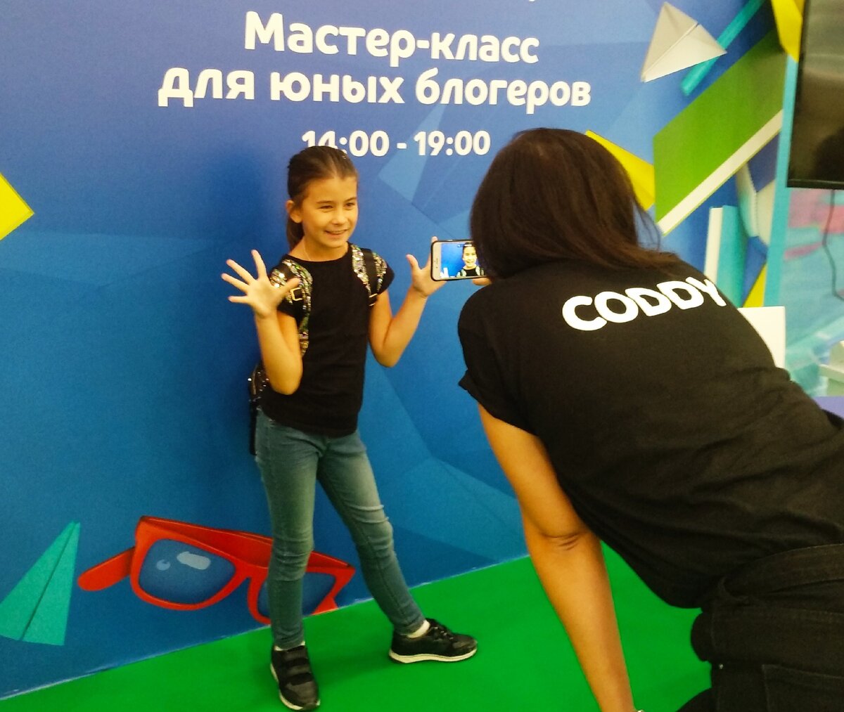Дочка на мастер-классе по видео-блогингу.