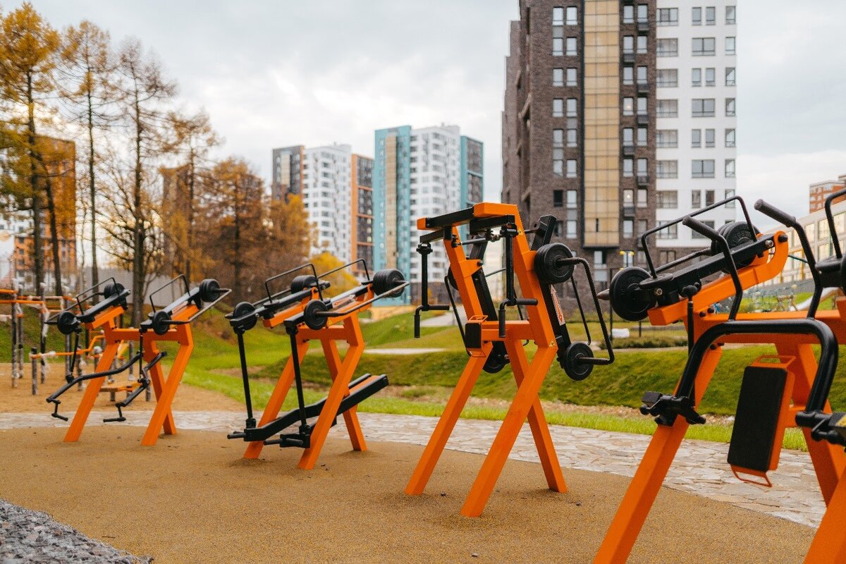 После вкусного и полезного завтрака зарядка будет в самый раз. А с нашей тёплой весной заниматься на улице во дворе будет просто наслаждением