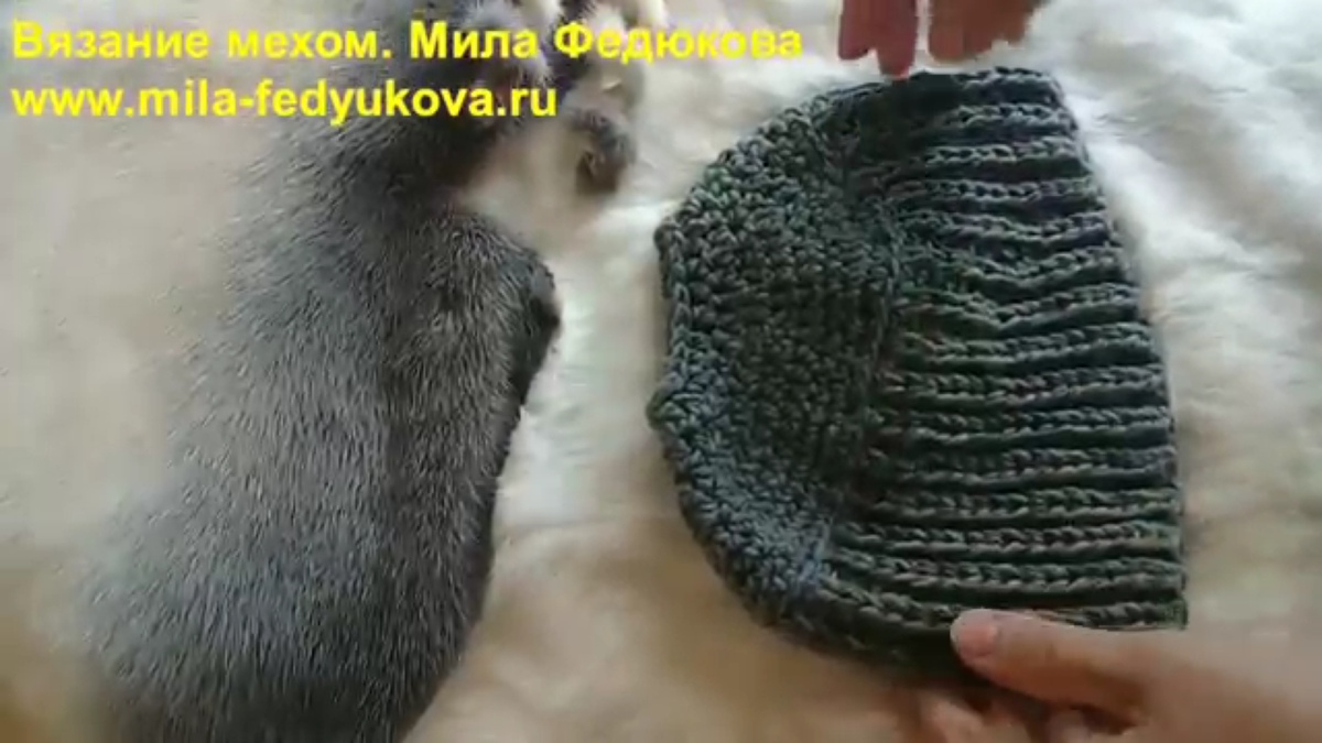 Инструкция по вязанию шапок с помпоном из пряжи и натурального меха