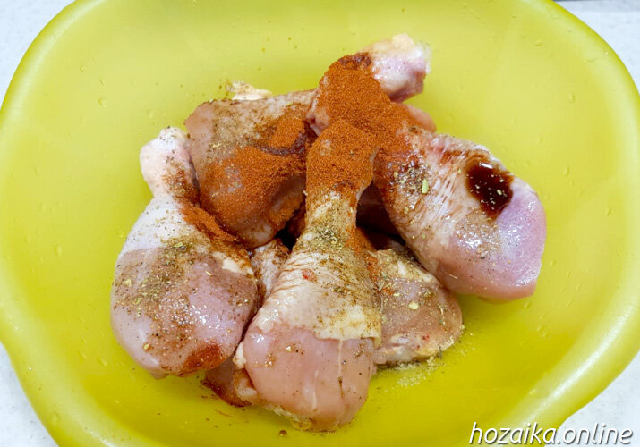 Куриные голени с картошкой и помидорами черри