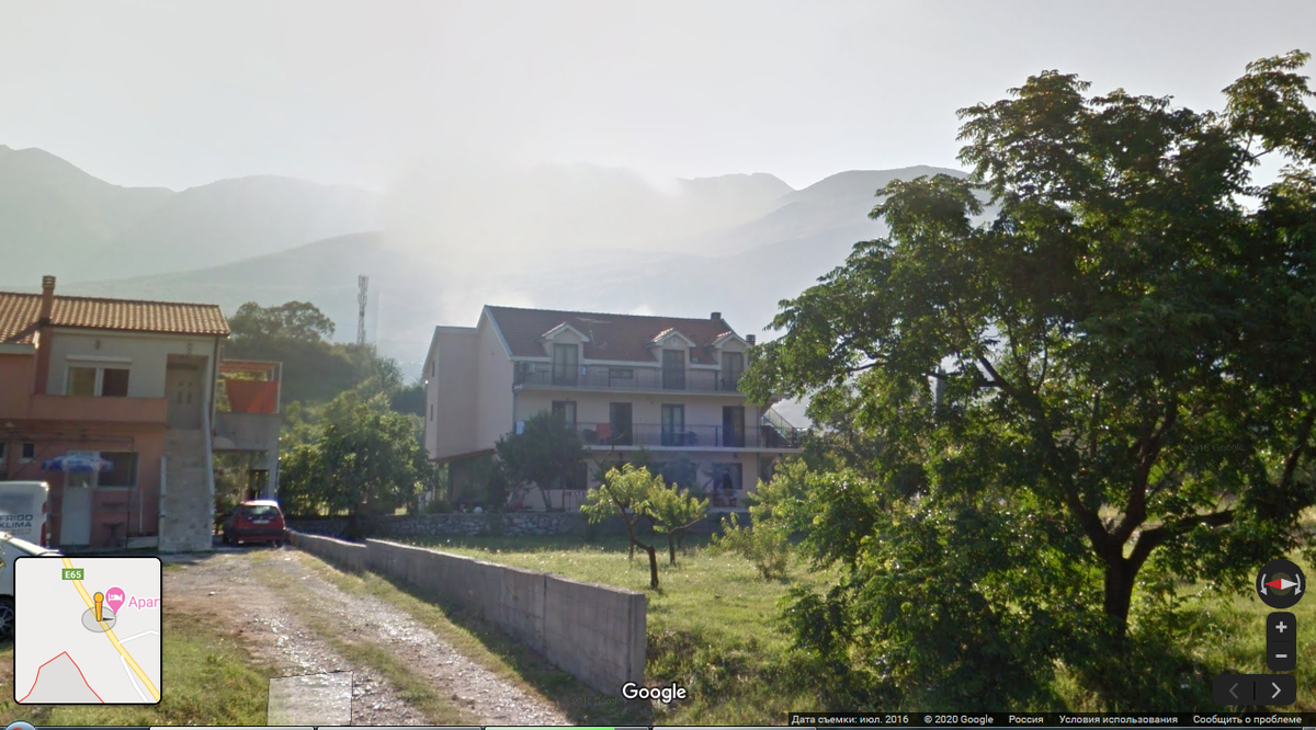 Почему-то у меня нет фотографии того отельчика, но вот так он выглядит на гугл панорамах. Источник сервис Google maps.