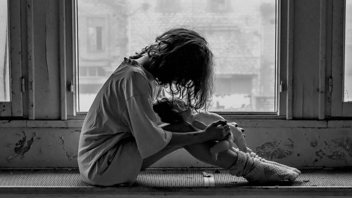 Дождь за окном, он тишину не любит