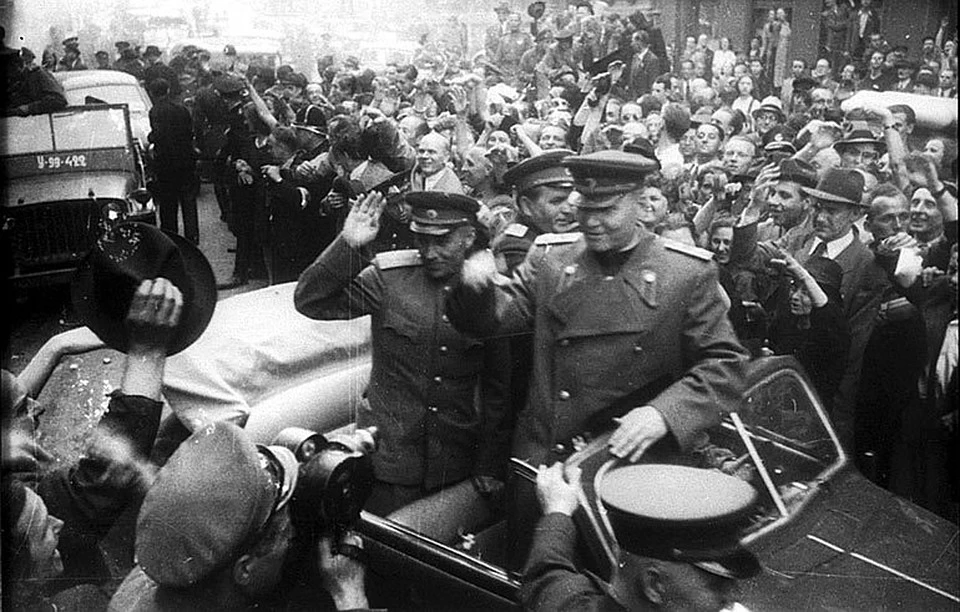 Маршал Конев в освобожденной Праге, 1945 год