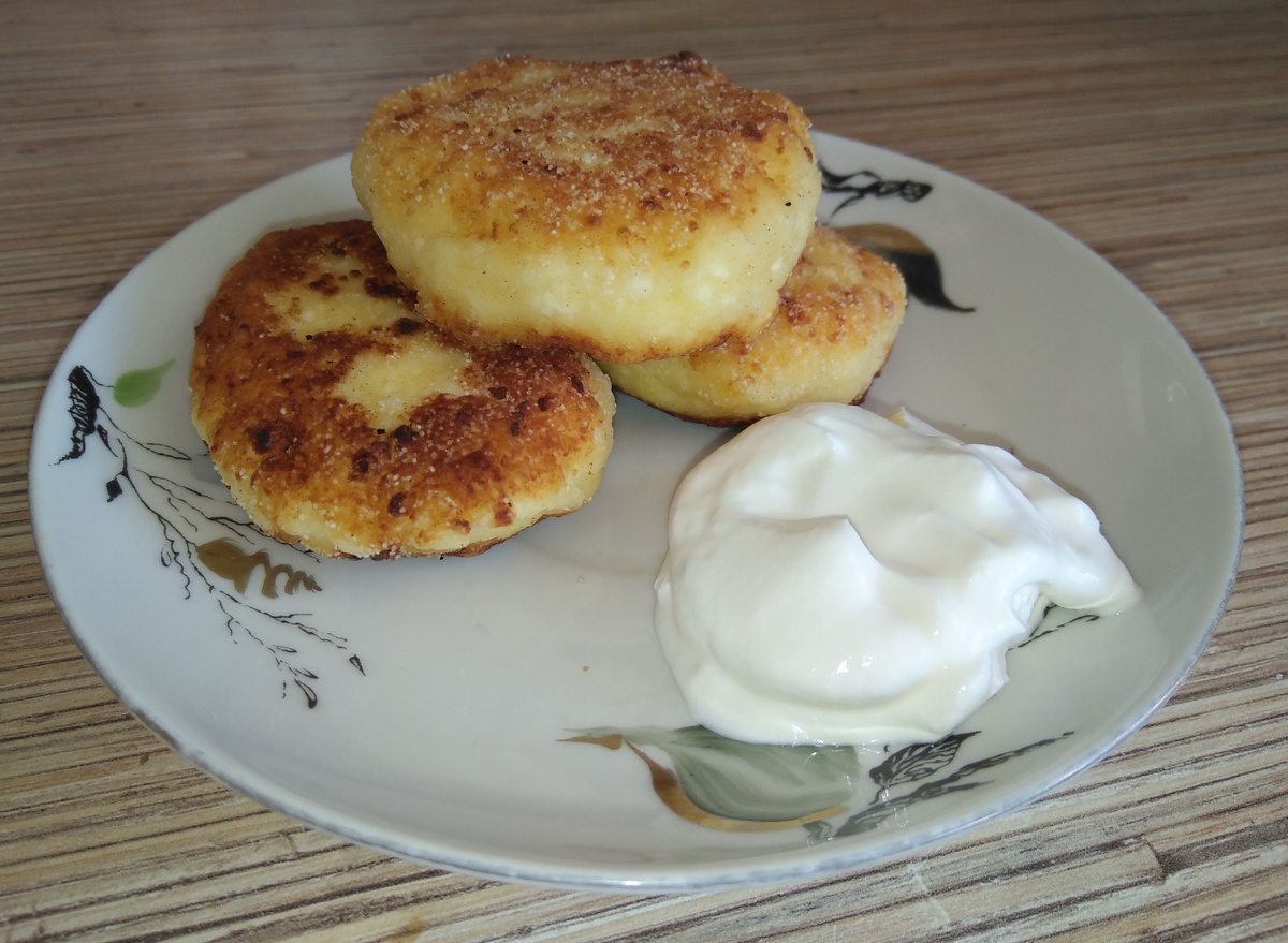 Сырники со сметаной.