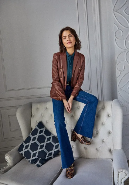 В качестве базы взяли джинсы и рубашку, дополнили трендовыми элементами  - анималистичными лоферами на каблуке, которые популярны в этом сезоне и кожаным пиджаком. Мы с вами знаем, что кожа и экокожа - тренд всего года. (Ссылки в конце статьи под цифрами: туфли - 2, джинсы - 3, рубашка - 4,пиджак - 5).  