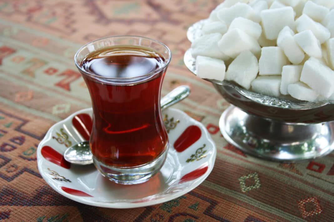 При передозировке инсулином можно дать больному сладкий чай