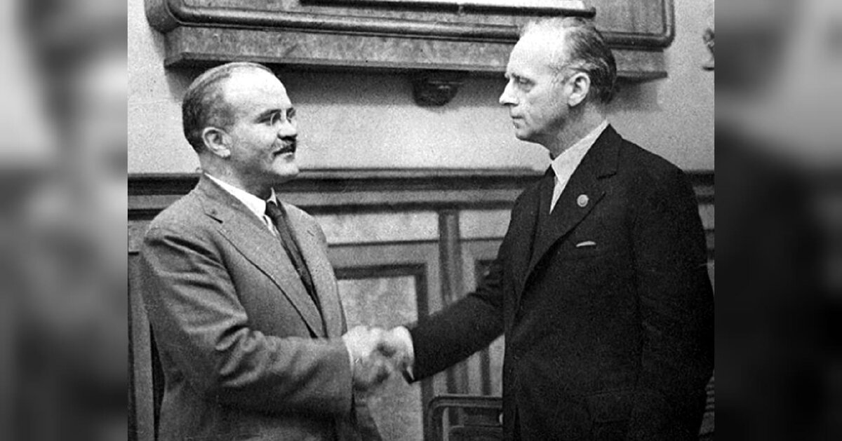 Молотов и Риббентроп пожимают руки после подписания пакта. Фото с сайта sm-news.ru