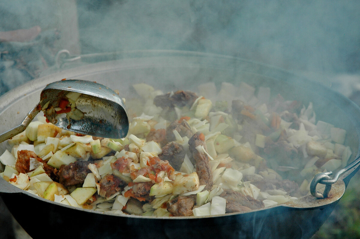 Свиные ребра с овощами в казане. Морепродукты приготовленные в казане. Морепродукты в казане на костре. Рыба с овощами в казане на костре. Ребра с овощами в казане.