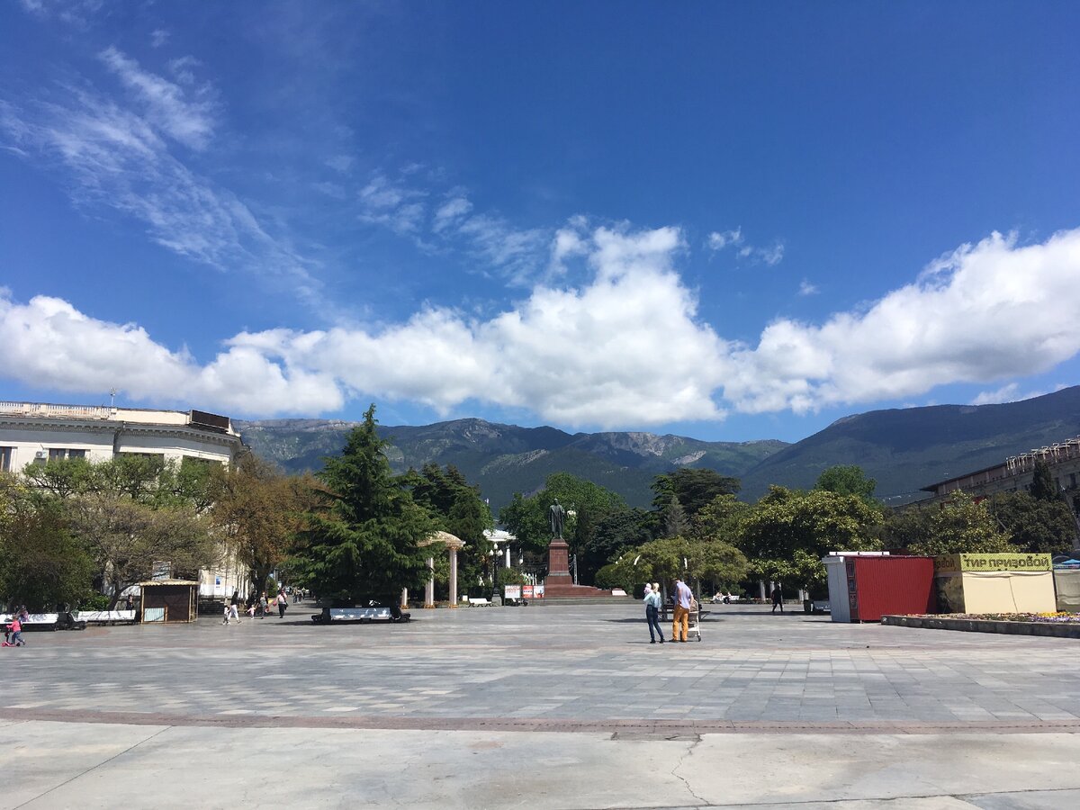 Набережная в Ялте уже не такая пустынная, как месяц назад, но людей все равно очень мало.