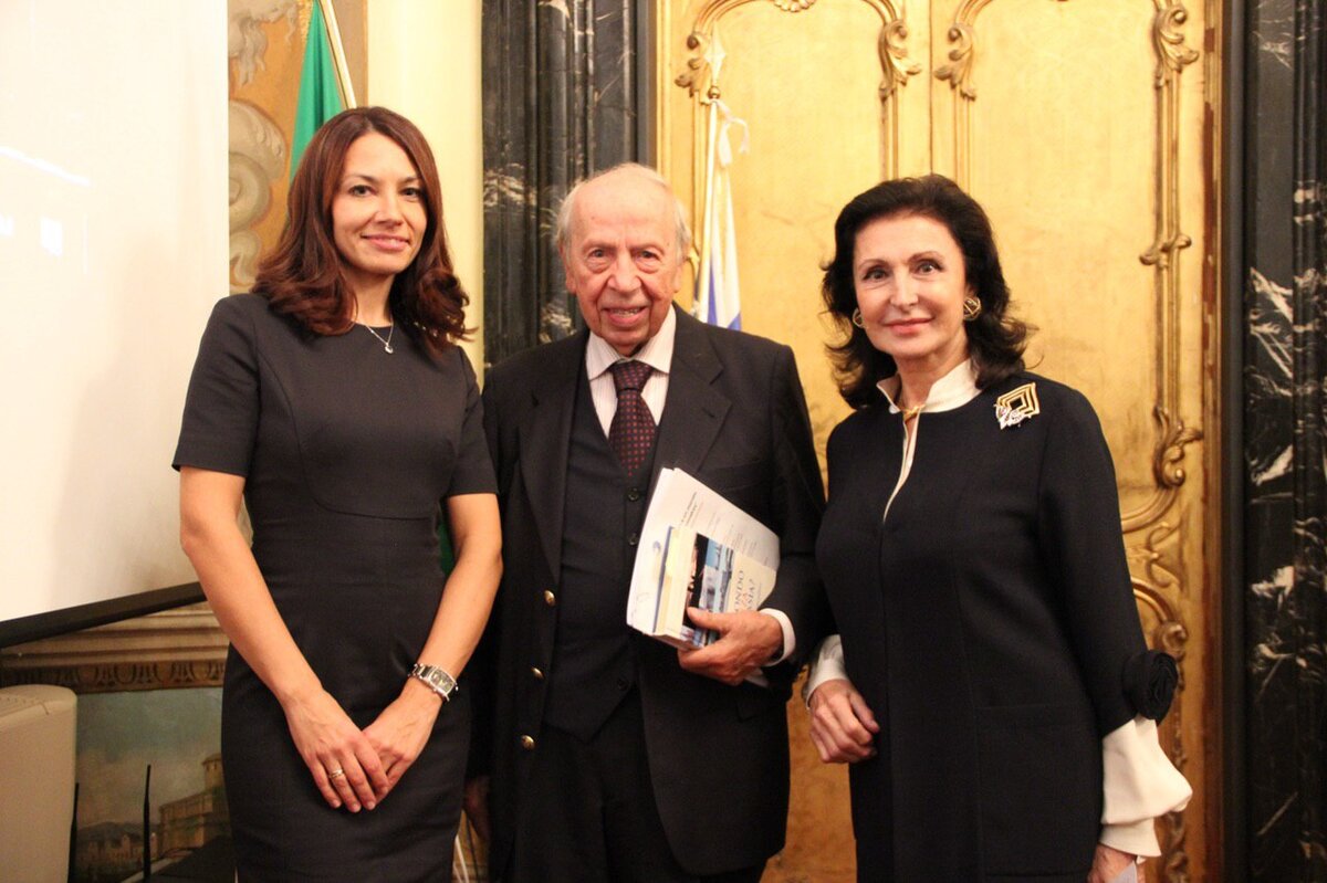 Конференция «От однополярного мира к многополярному. Наследие Е.М.Примакова»Руководитель РЦНК в Риме Дария Пушкова с Премьер-министром Италии (1995 - 1996) и Министром иностранных дел Италии (1996 - 2001) Ламберто Дини и его супругой.