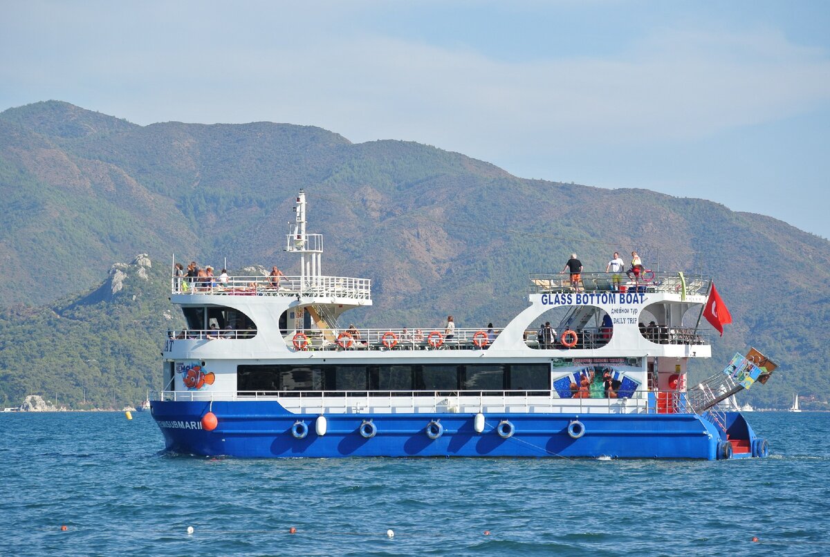 Поплавки разделяют море на зоны для человека и техники