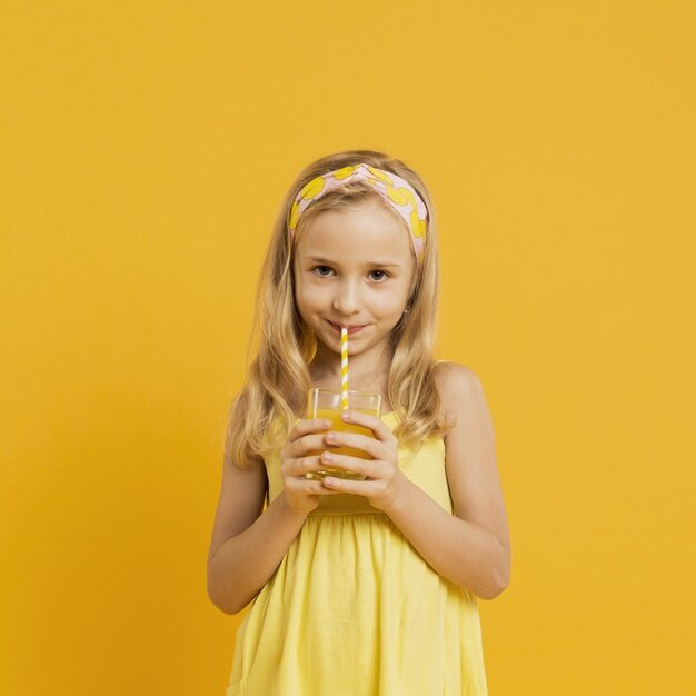 Elżbieta pije oranżadę 