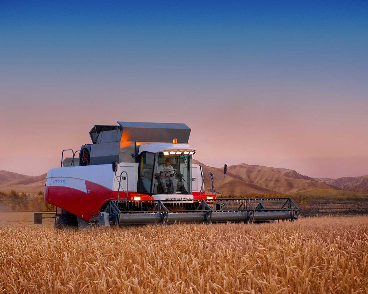 Комбайн эксплуатируют на любых типах грунтов, он уверенно передвигается по бездорожью, что делает его доставку к месту работы менее затратной. Улучшенная конструкция кабины и жатки позволяет собирать урожай в любую погоду. Производительные захваты способны подхватывать стебли, прижатые к земле.