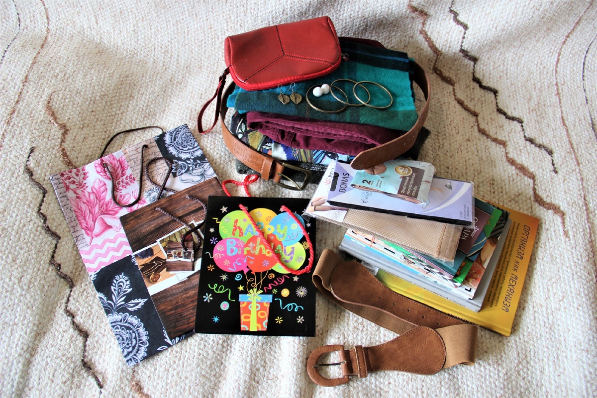 Фото автора. Куча вещей. :)