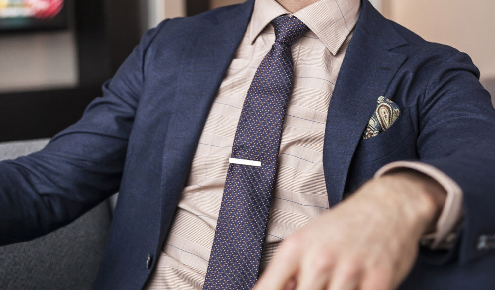 Полный мужчина в костюме. Элегантный парень. Солидный сумма. Деловой костюм мужской. Богач.