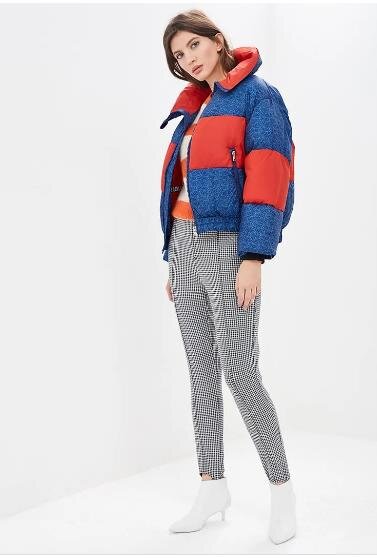 На девушке пуховик Pepe Jeans и стильные брюки со штрипками. Кстати, их тоже можно найти в магазинах Familia