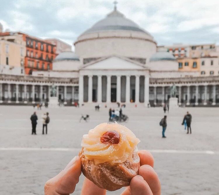 В Неаполе считается, что если вас в баре или в другом месте угостили маленьким десертом, его надо обязательно съесть на удачу 