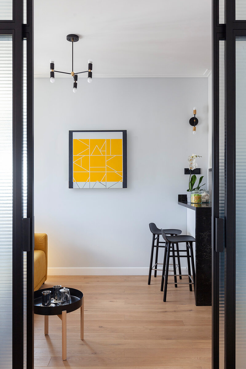 Пару с ним составила картина кисти художника Олега Кошельца.