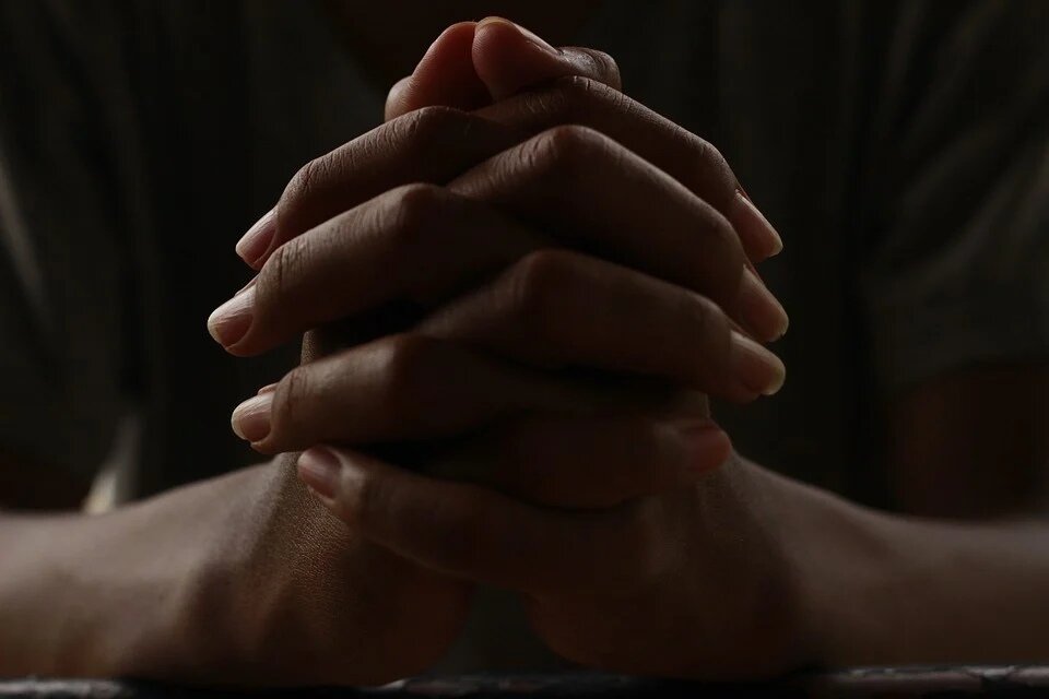 Источник изображения: https://pixabay.com/photos/hands-praying-worship-beli