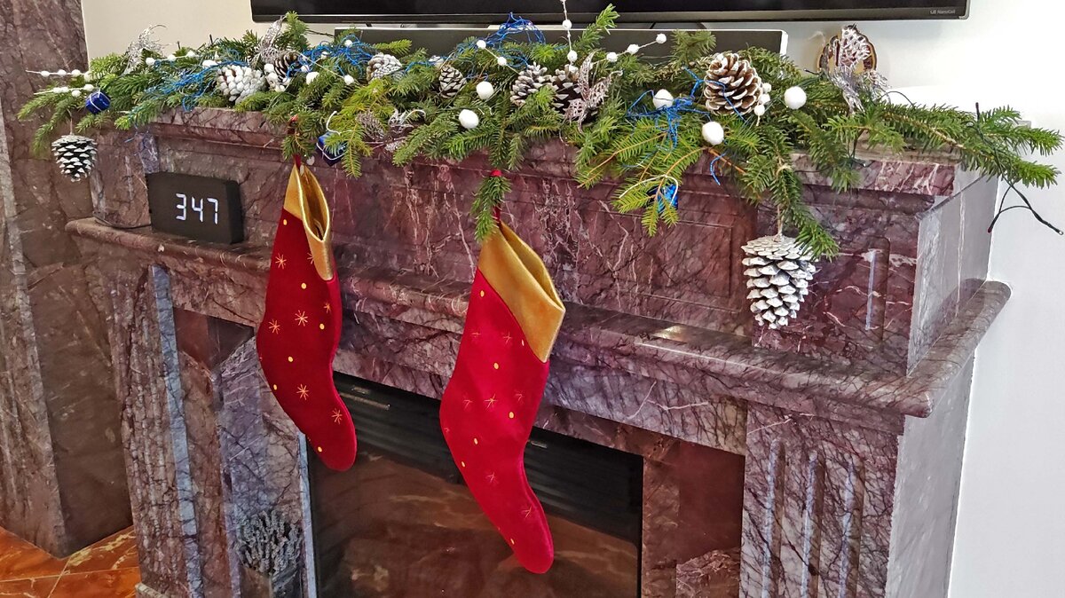 Елочная гирлянда на камин своими руками