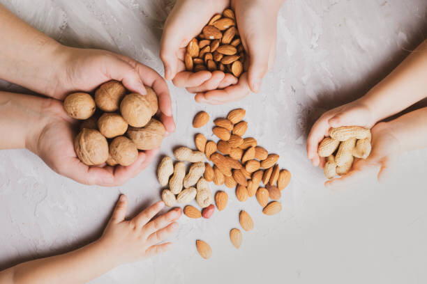 Ученые и диетологи утверждают, что употреблять стоит смеси из разных сортов орехов