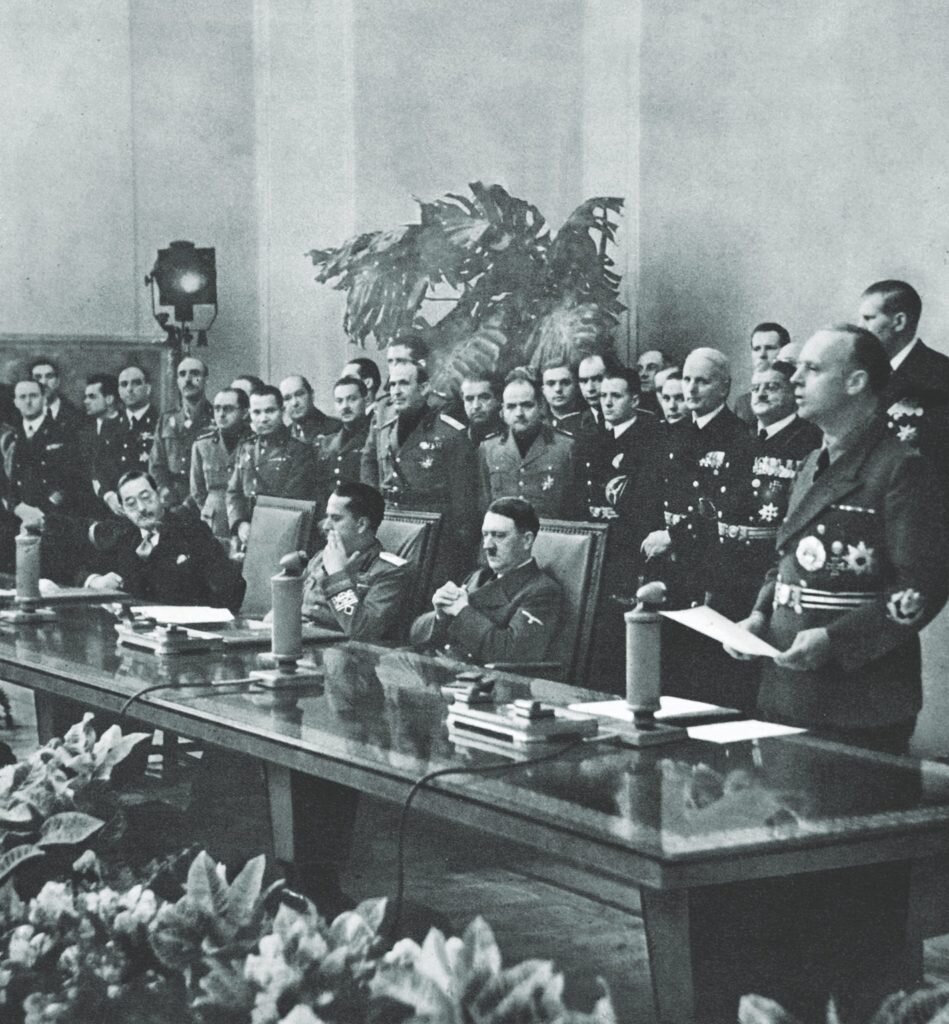 При подписании в 1940 году Тройственного пакта министр иностранных дел Германии Иоахим фон Риббентроп (крайний справа) пригласил другие страны присоединиться к альянсу стран Оси, созданному с Италией и Японией. Хорти не терпелось согласиться. 