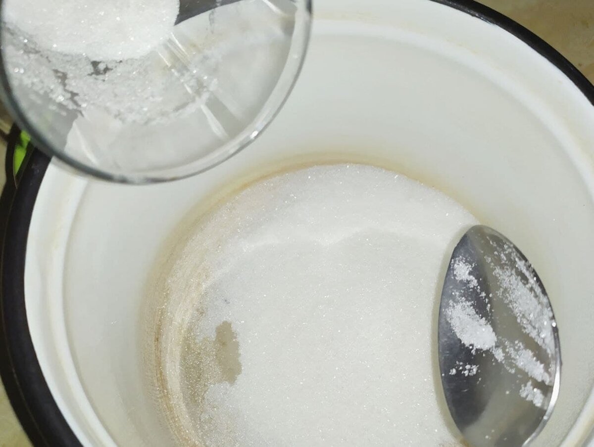 Насыпал сахарок в кастрюлю.