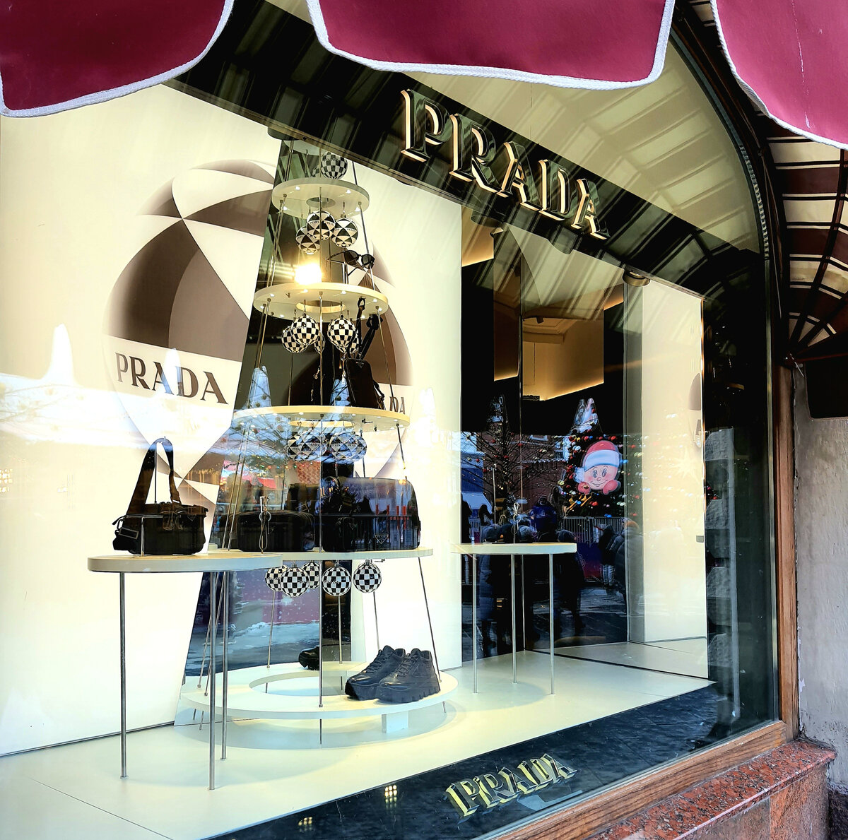 Витрина ГУМа. В магазине представлено более 1000 брендов класса "люкс".