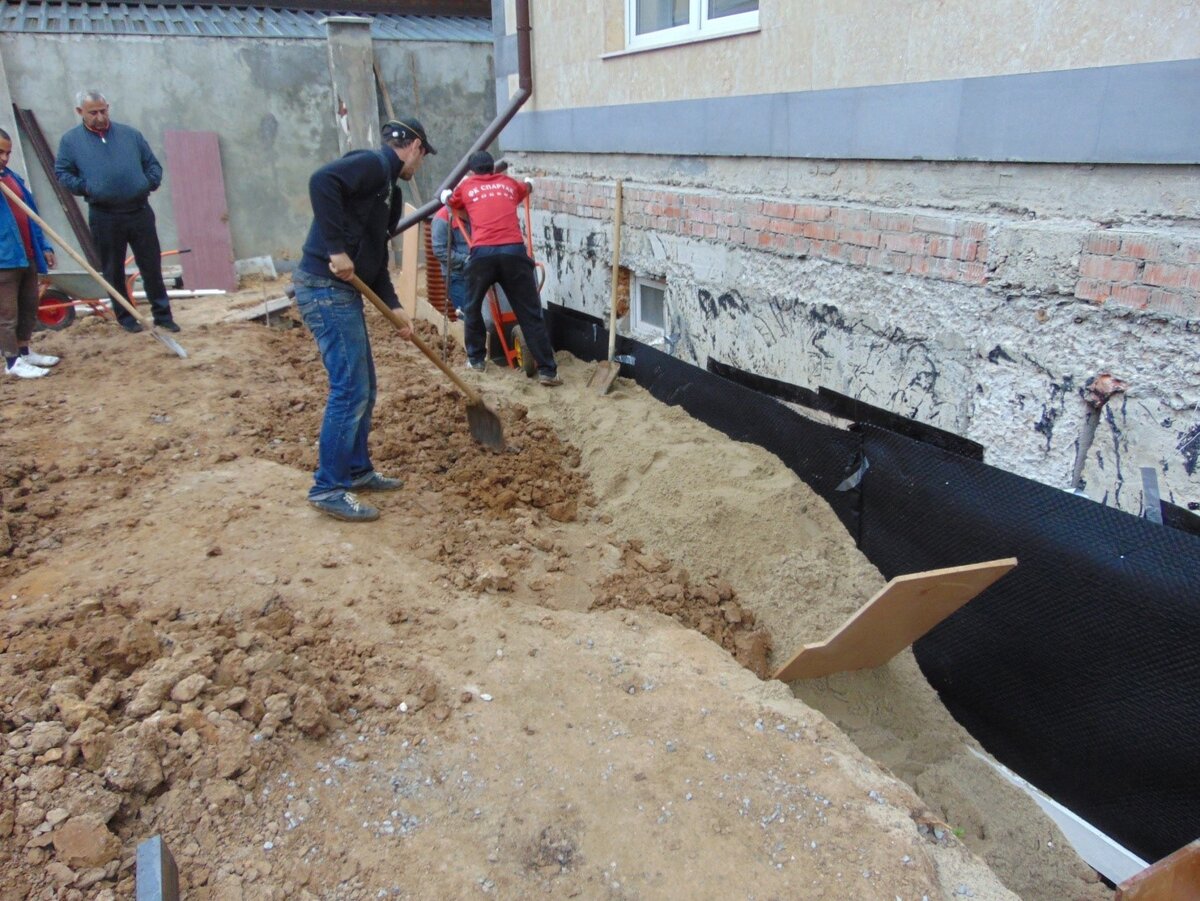 засыпка пазух песком. обратная засыпка котлована песком. схема на обратную засыпку пазух фундаментов. обратная засыпка фундамента с дренажной системой. обратная засыпка фундамента.